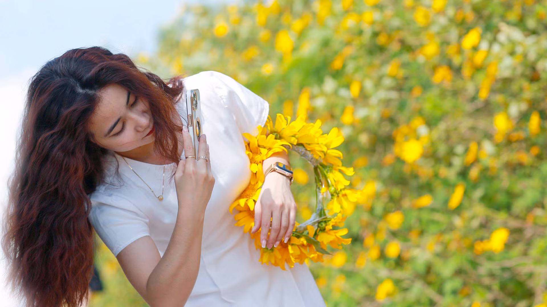 Còn gì lãng mạn hơn khi “đưa em tìm động hoa vàng”. Mà chẳng cần tìm, đông đến, loài hoa hoang dại tự nhiên đan dệt nên tấm áo mới cho miền đất lạnh. Còn gì lãng mạn hơn khi “đưa em tìm động hoa vàng”. Mà chẳng cần tìm, đông đến, loài hoa hoang dại tự nhiên đan dệt nên tấm áo mới cho miền đất lạnh.