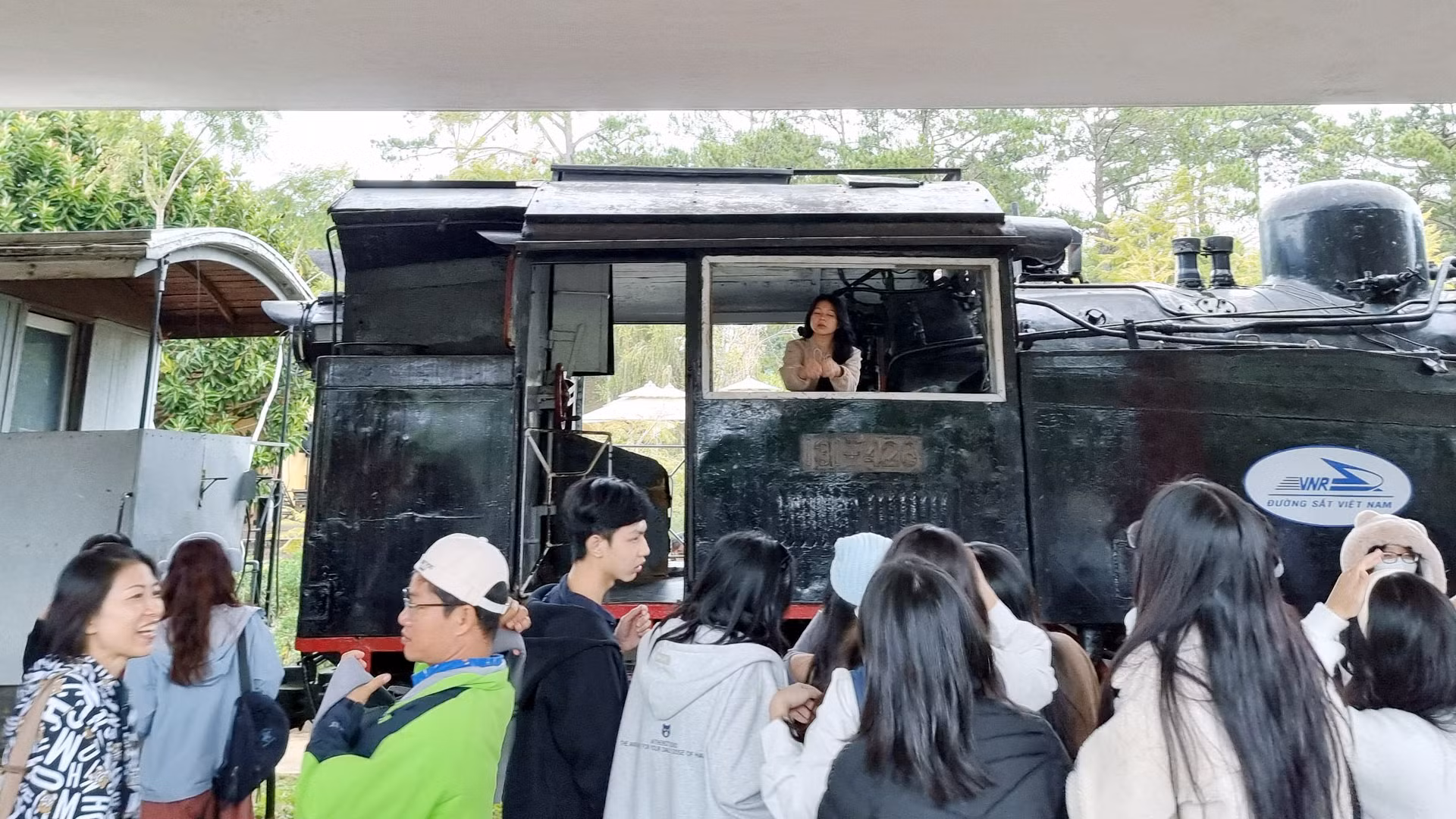 Ông Đặng Sỹ Mạnh thông tin: “Cùng với dịch vụ “toa xe cộng đồng”, có thể tổ chức sinh nhật, họp lớp, cưới hỏi và các sự kiện khác… Tương lai, chúng tôi hướng đến đoàn tàu du lịch, đoàn tàu khách sạn, với hành trình theo yêu cầu của hành khách. Có thể đi từ tỉnh này sang tỉnh khác, đi từ bắc vào nam, đi qua các vùng miền trên đất nước”. Ông Đặng Sỹ Mạnh thông tin: “Cùng với dịch vụ “toa xe cộng đồng”, có thể tổ chức sinh nhật, họp lớp, cưới hỏi và các sự kiện khác… Tương lai, chúng tôi hướng đến đoàn tàu du lịch, đoàn tàu khách sạn, với hành trình theo yêu cầu của hành khách. Có thể đi từ tỉnh này sang tỉnh khác, đi từ bắc vào nam, đi qua các vùng miền trên đất nước”.