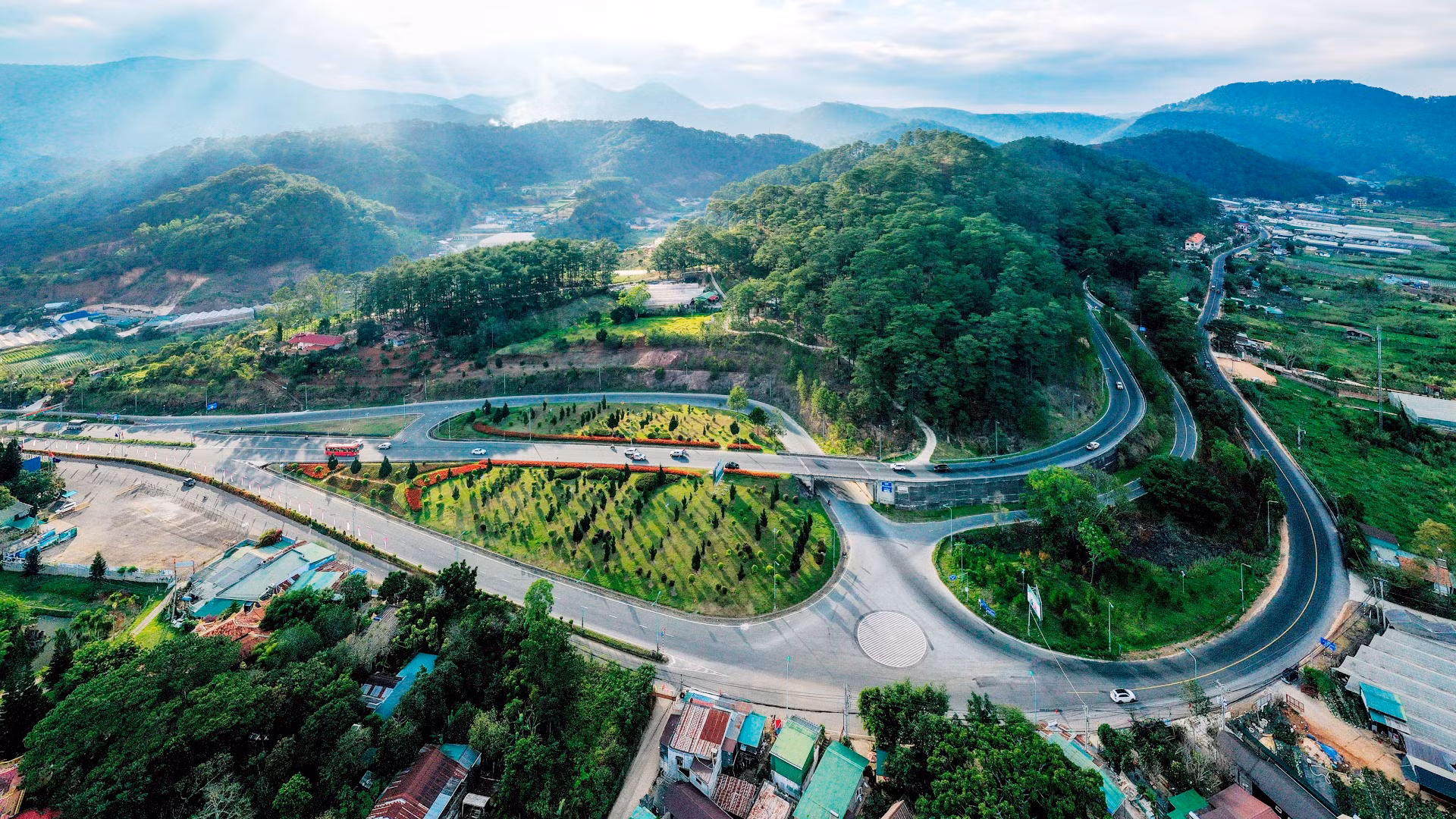 Đèo Prenn là tuyến trục chính đô thị, cửa ngõ ra vào thành phố Đà Lạt và là điểm đầu, điểm cuối kết nối hệ thống đường cao tốc Dầu Giây-Liên Khương và Liên Khương-Prenn qua địa bàn Lâm Đồng, theo quy hoạch mạng lưới đường bộ giai đoạn 2021-2030, tầm nhìn đến năm 2050, được Thủ tướng Chính phủ phê duyệt. Trong ảnh: Điểm giao đèo Prenn, Mimosa và cao tốc Liên Khương-Prenn.