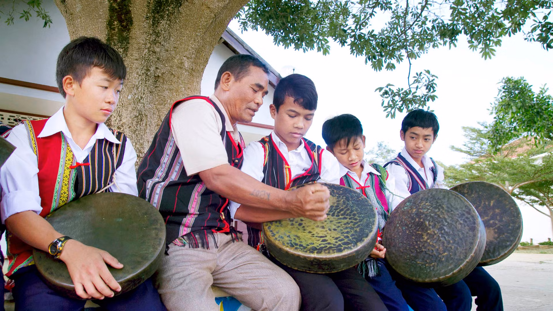 Già làng Tây Nguyên truyền dạy cồng chiêng cho thế hệ trẻ.