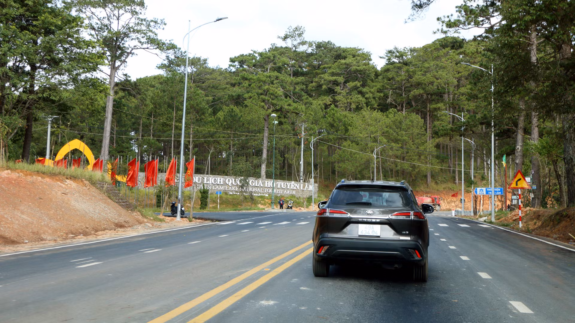Người dân địa phương và du khách có thể điều khiển phương tiện lưu thông từ trung tâm thành phố Đà Lạt theo hướng về sân bay Liên Khương, đến khu du lịch thác Datanla, hoặc rẽ vào tuyến đường đến khu du lịch quốc gia hồ Tuyền Lâm để nối vào cao tốc Liên Khương-Prenn và ngược lại.