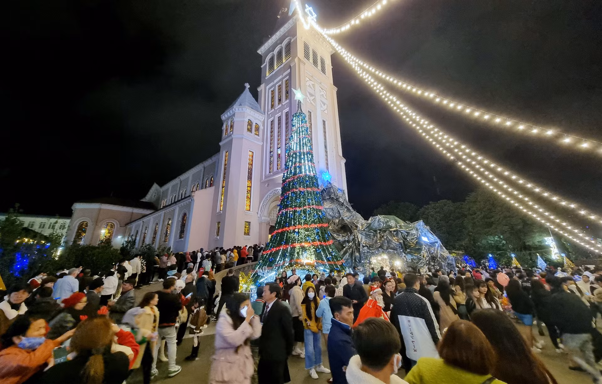 Không khí Giáng sinh tại nhà thờ chánh tòa Đà Lạt (nhà thờ Con Gà) đêm 24/12. Không khí Giáng sinh tại nhà thờ chánh tòa Đà Lạt (nhà thờ Con Gà) đêm 24/12.