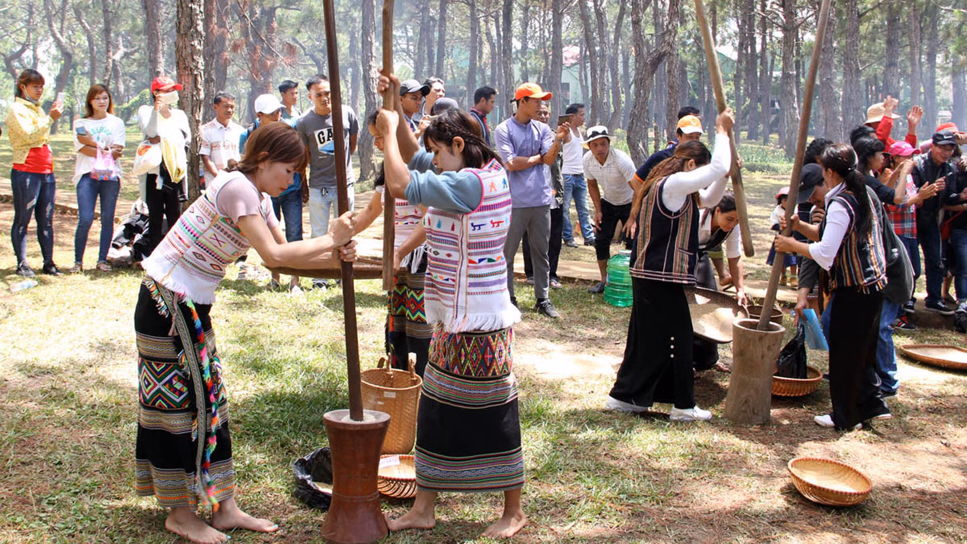Đồng bào các dân tộc Nam Tây Nguyên cùng vui ngày hội.