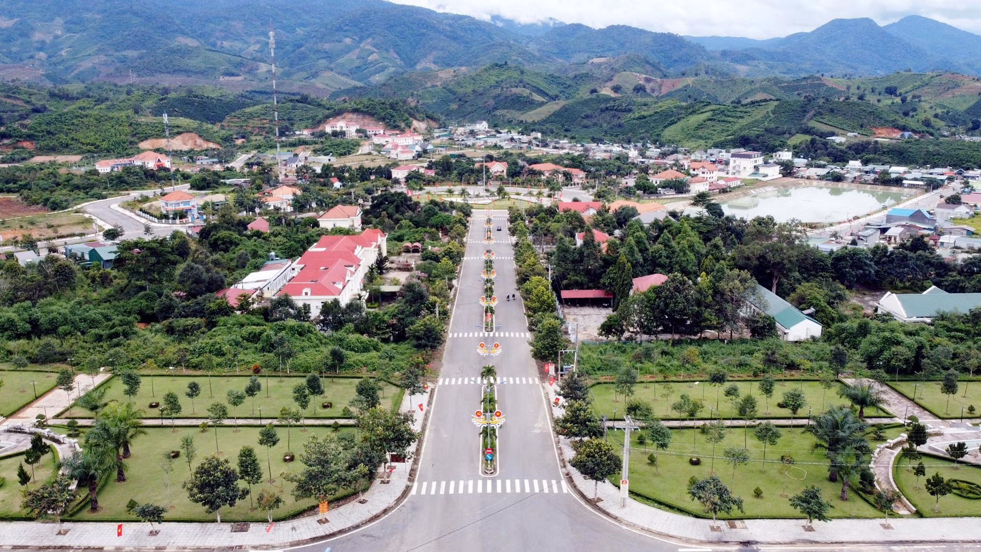 Khi phá được thế ngõ cụt, Đam Rông sẽ mở rộng cơ hội thu hút đầu tư, xứ “mây ấp núi” rồi sẽ sáng tươi trong nắng mai. Khi phá được thế ngõ cụt, Đam Rông sẽ mở rộng cơ hội thu hút đầu tư, xứ “mây ấp núi” rồi sẽ sáng tươi trong nắng mai.