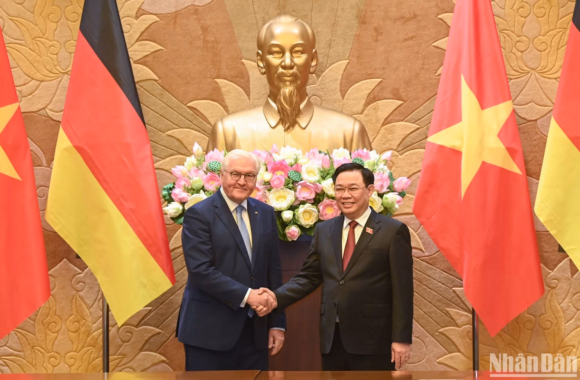 Chủ tịch Quốc hội Vương Đình Huệ và Tổng thống Cộng hòa Liên bang Đức Frank-Walter Steinmeier tại buổi hội kiến. Chủ tịch Quốc hội Vương Đình Huệ và Tổng thống Cộng hòa Liên bang Đức Frank-Walter Steinmeier tại buổi hội kiến.