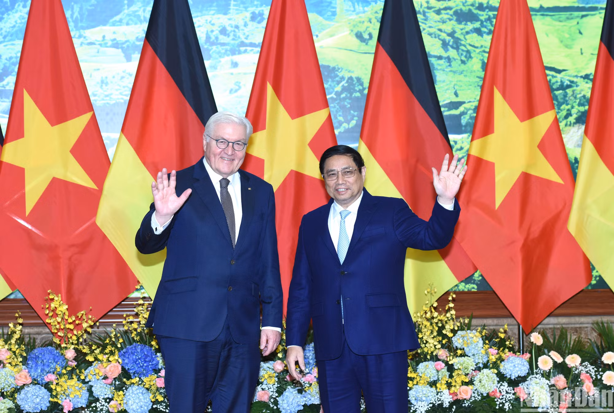 Thủ tướng Phạm Minh Chính và Tổng thống Cộng hòa Liên bang Đức Frank-Walter Steinmeier vẫy chào các cơ quan thông tấn báo chí.
