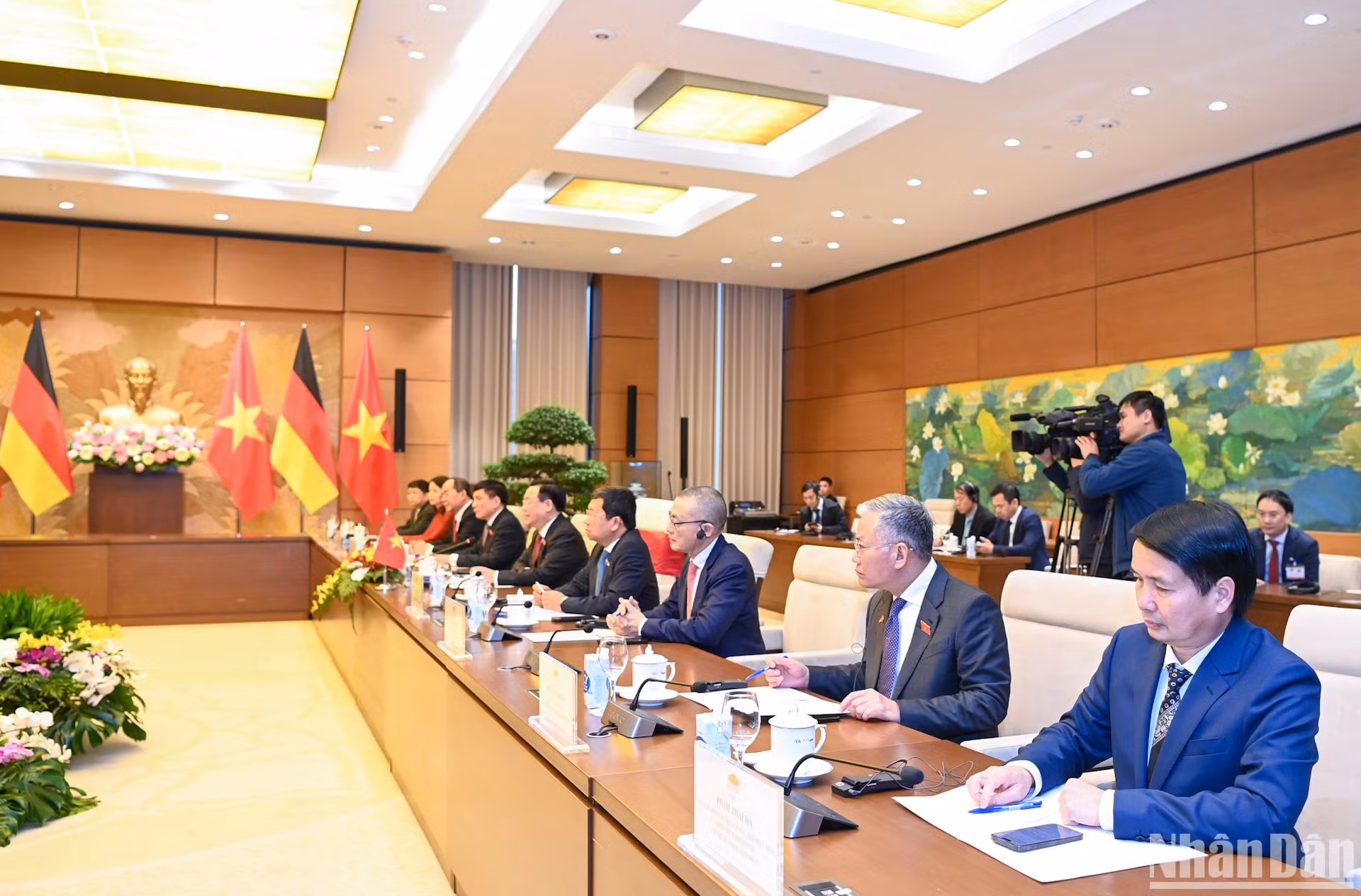 Chủ tịch Quốc hội Vương Đình Huệ và các đại biểu Việt Nam tại buổi hội kiến. Chủ tịch Quốc hội Vương Đình Huệ và các đại biểu Việt Nam tại buổi hội kiến.