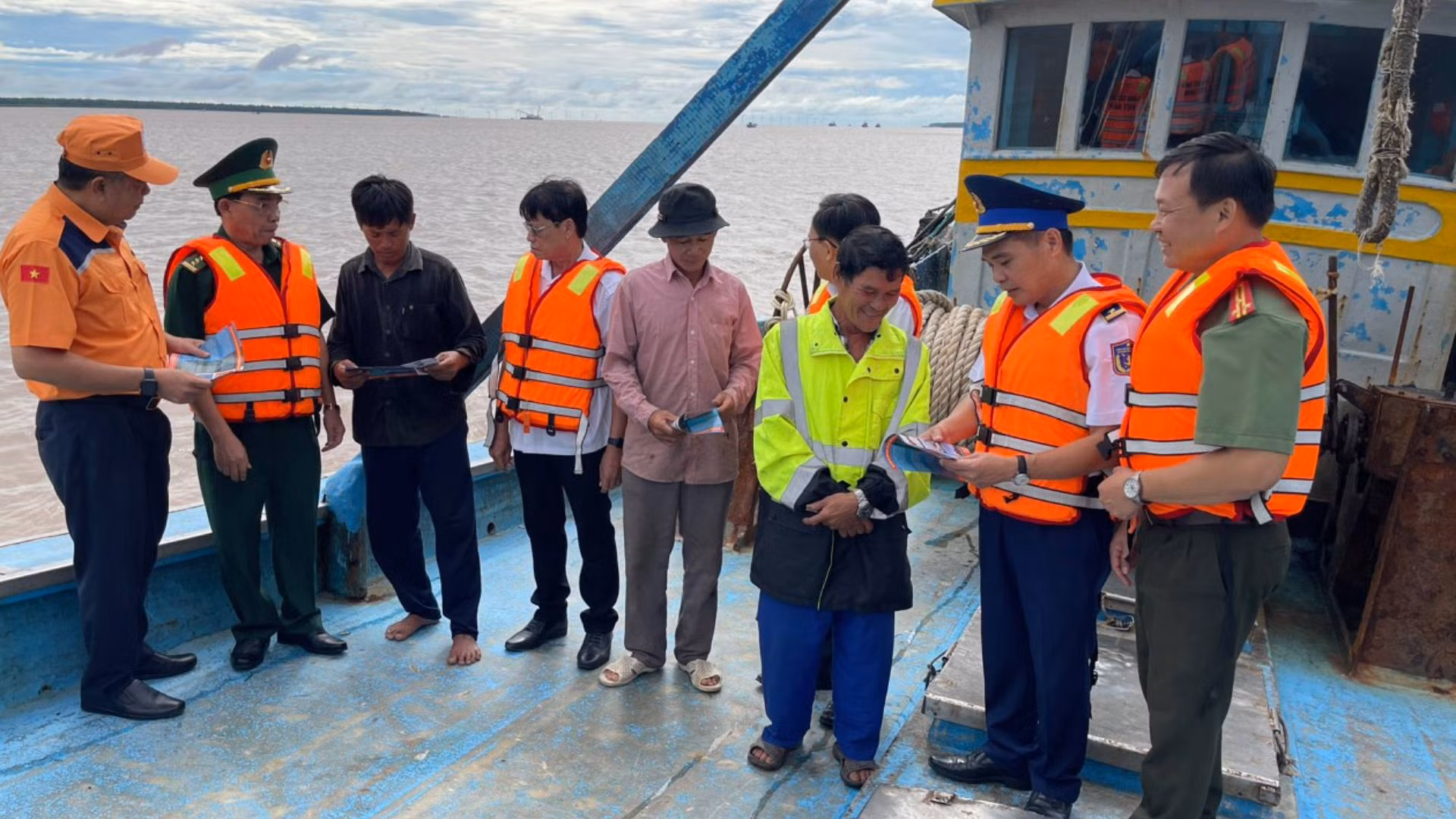 Cơ quan chức năng tuyên truyền cho bà con ngư dân về chống khai thác hải sản bất hợp pháp.