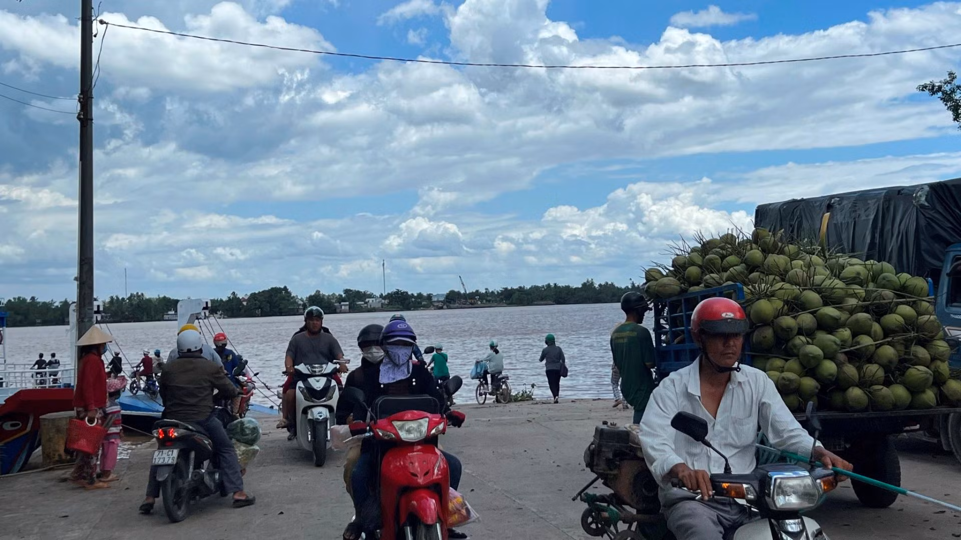 Người dân xã đảo Tam Hiệp đi lại, vận chuyển hàng hóa với phương tiện duy nhất là phà sang sông Người dân xã đảo Tam Hiệp đi lại, vận chuyển hàng hóa với phương tiện duy nhất là phà sang sông