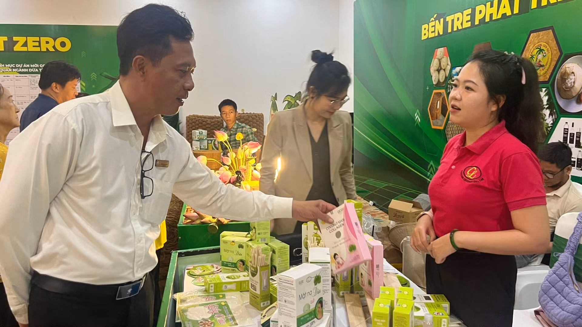 Các sản phẩm từ dừa thân thiện với môi trường được thị trường ưa chuộng. (Ảnh: HOÀNG TRUNG)