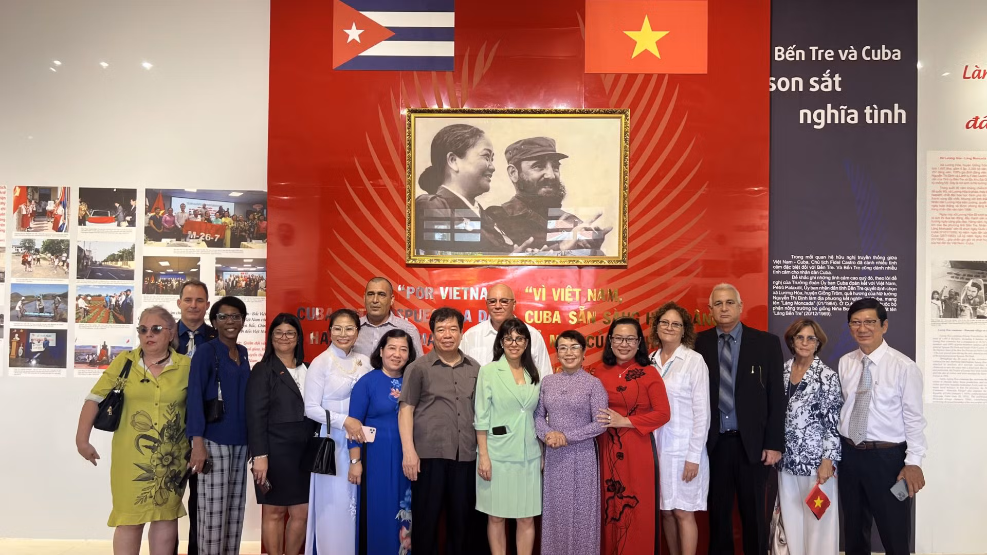 Đoàn Đại sứ quán Cuba cùng chính quyền địa phương chụp ảnh tại Nhà lưu niệm làng Moncada.