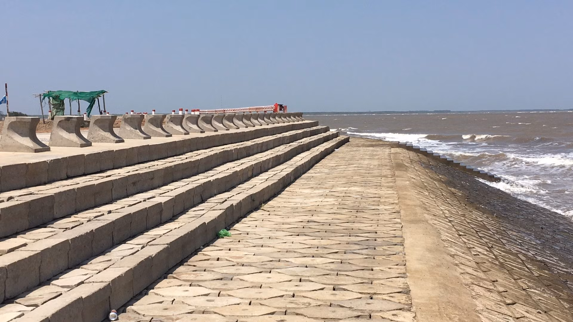 Kè bê-tông được đầu tư, xây dựng tại huyện Ba Tri. Kè bê-tông được đầu tư, xây dựng tại huyện Ba Tri.