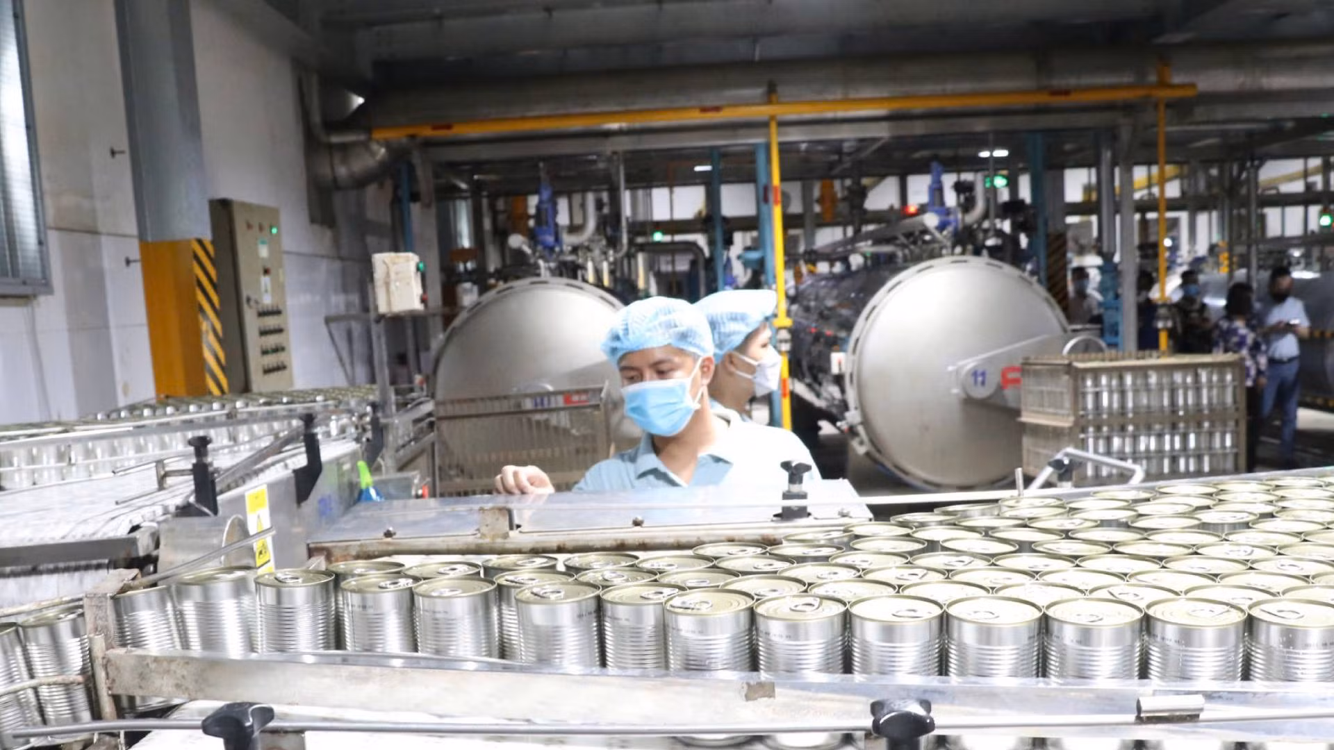 Dây chuyền sản xuất, chế biến các sản phẩm từ dừa phục vụ xuất khẩu tại Bến Tre. (Ảnh: HOÀNG TRUNG)