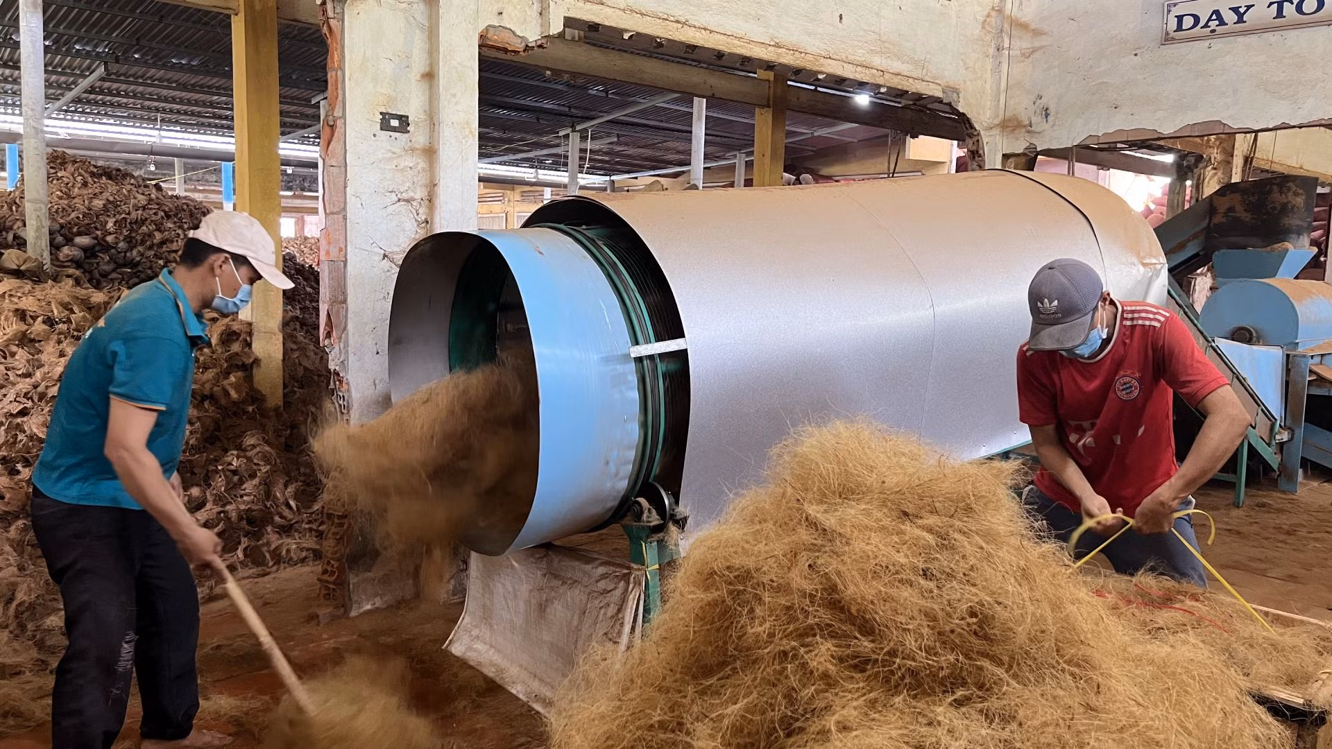 Sản xuất chỉ xơ dừa tại hợp tác xã nông nghiệp Định Thủy (huyện Mỏ Cày Nam).