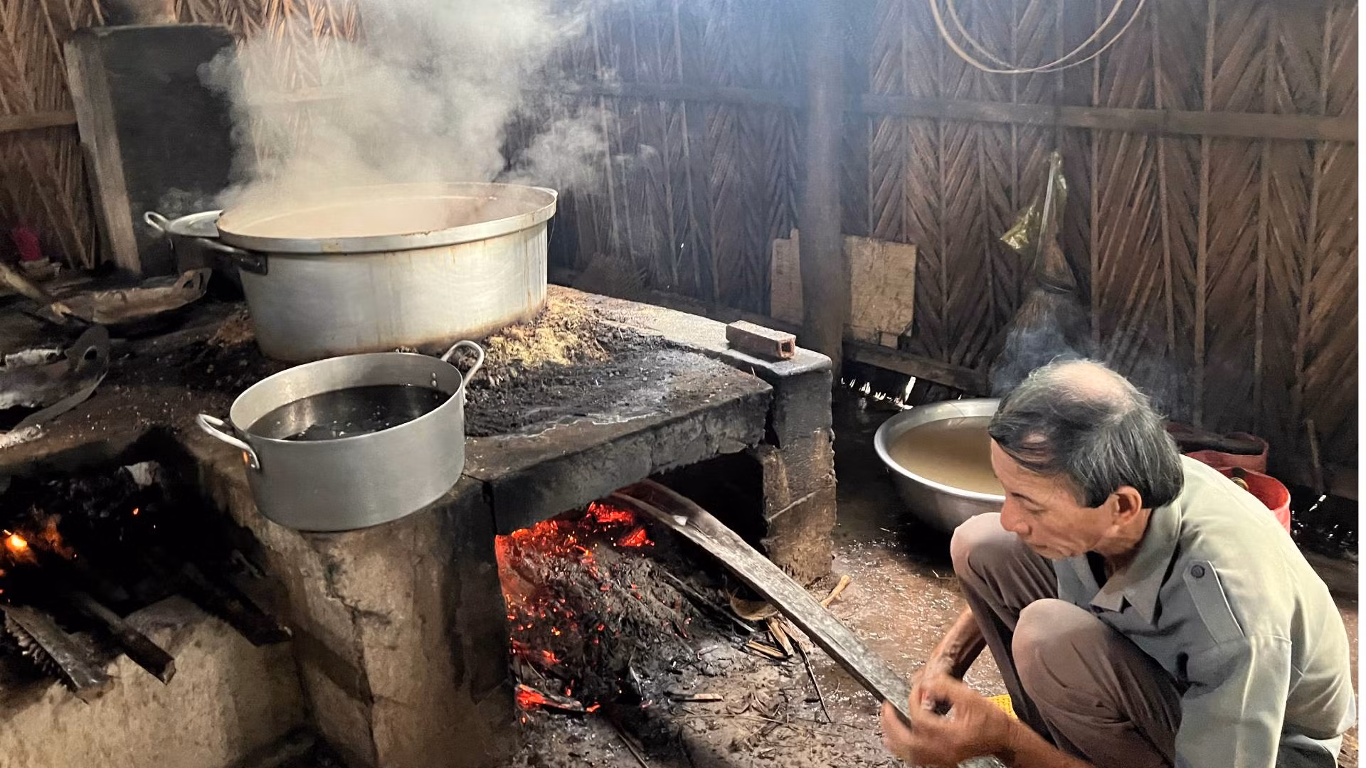 Gia đình ông Tư có gần 50 năm giữ lửa nghề làm bánh dừa truyền thống Gia đình ông Tư có gần 50 năm giữ lửa nghề làm bánh dừa truyền thống