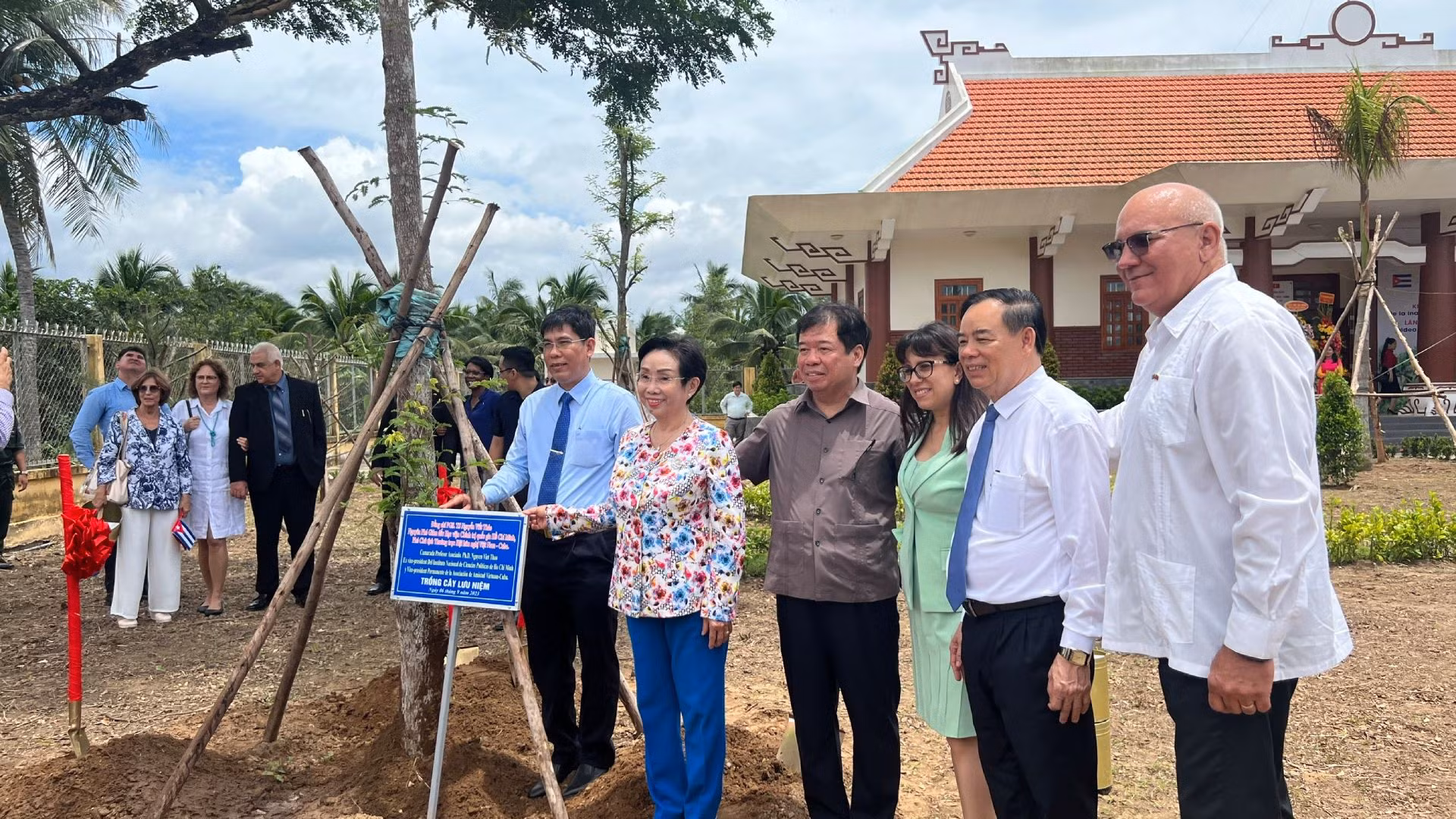 Lãnh đạo chính quyền địa phương và Cuba trồng cây tại Nhà lưu niệm làng Moncada.