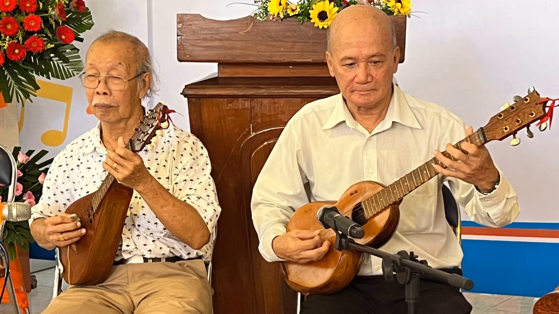 Nghệ nhân Võ Văn Bá (phải) cùng họa sĩ Lê Dân biểu diễn nhạc cụ bằng chất liệu gỗ dừa. Nghệ nhân Võ Văn Bá (phải) cùng họa sĩ Lê Dân biểu diễn nhạc cụ bằng chất liệu gỗ dừa.