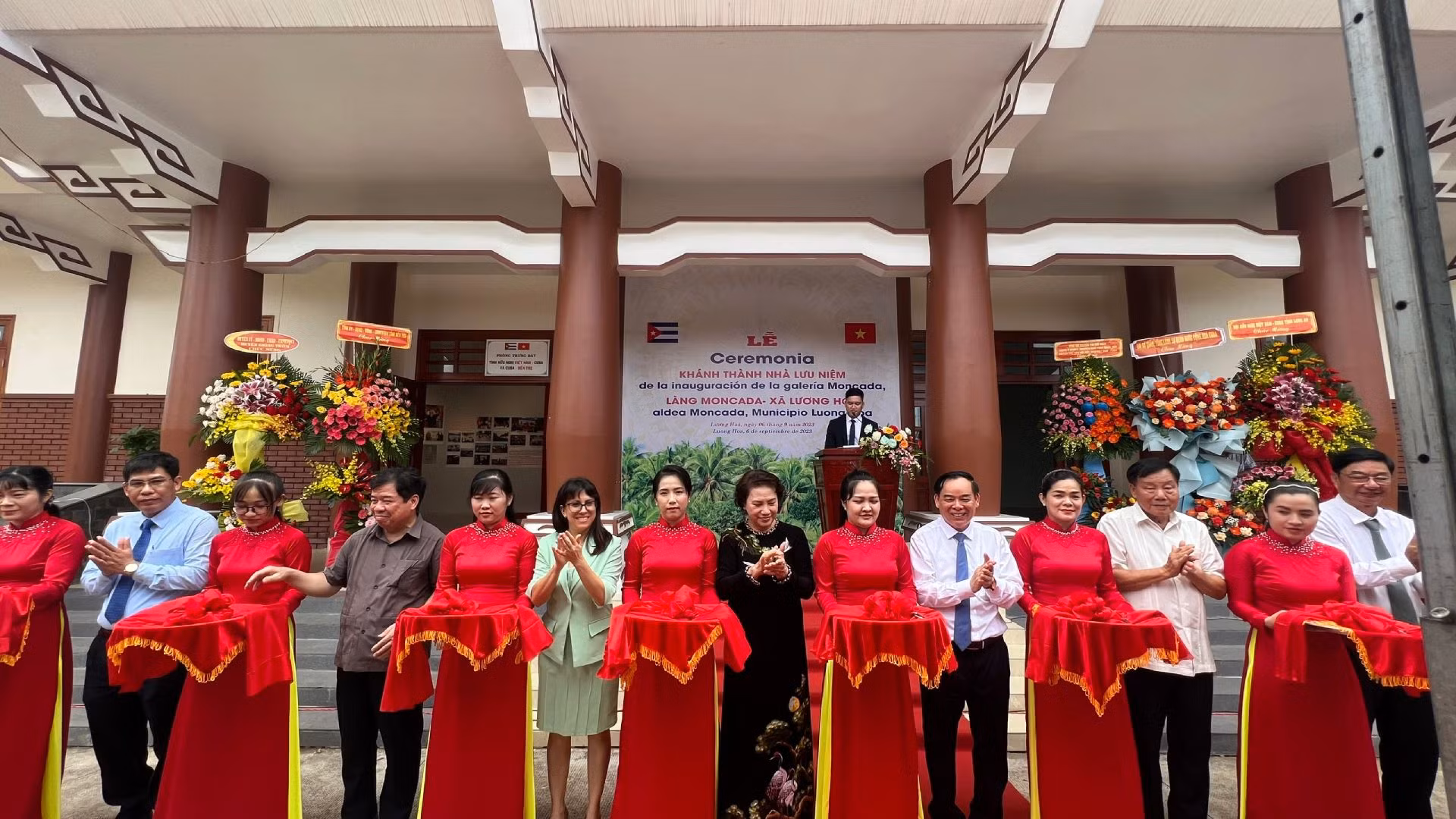 Lãnh đạo chính quyền địa phương cùng Đại sứ quán Cuba tại Việt Nam cắt băng khánh thành Nhà lưu niệm làng Moncada.