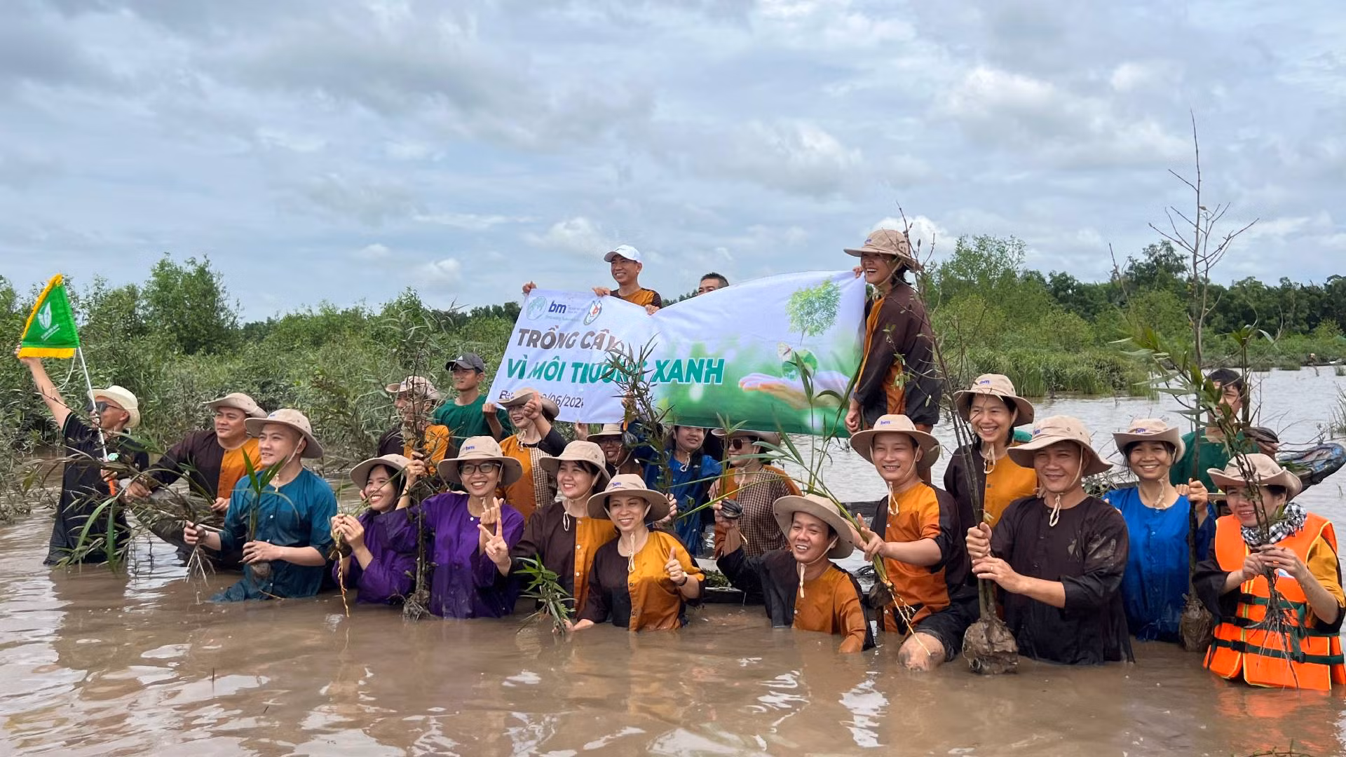 Hoạt động trồng cây vì môi trường xanh được triển khai tại huyện Ba Tri, tỉnh Bến Tre. (Ảnh: HOÀNG TRUNG) Hoạt động trồng cây vì môi trường xanh được triển khai tại huyện Ba Tri, tỉnh Bến Tre. (Ảnh: HOÀNG TRUNG)