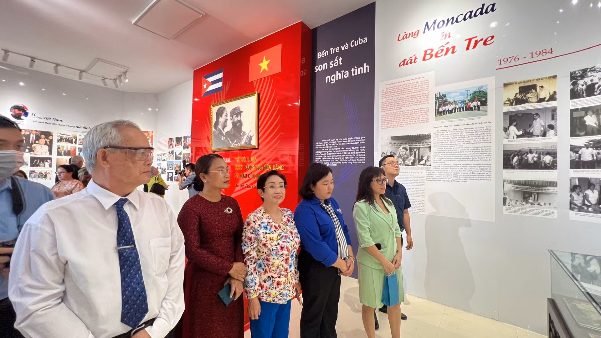Lãnh đạo tỉnh Bến Tre cùng người dân tham quan tại Nhà lưu niệm làng Moncada.