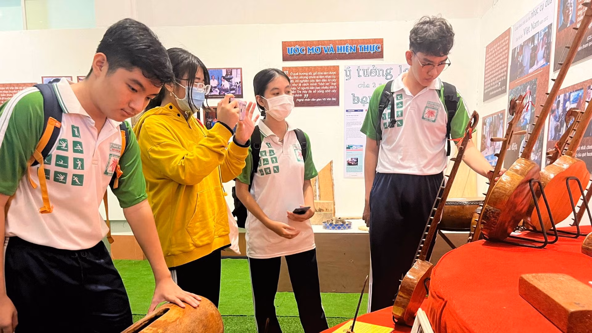 Những em học sinh rất thích tìm hiểu nhạc cụ bằng gỗ dừa. Những em học sinh rất thích tìm hiểu nhạc cụ bằng gỗ dừa.