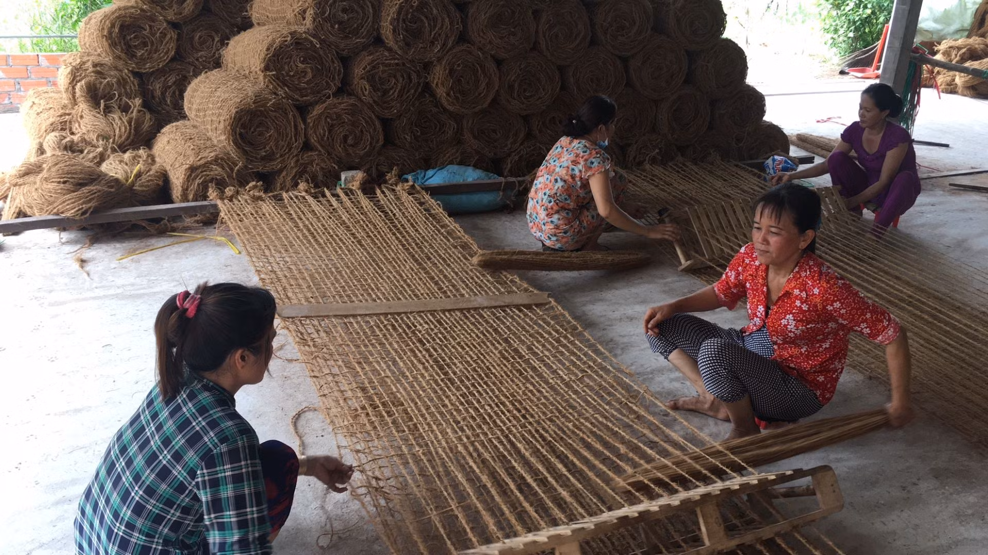 Dệt chỉ xơ dừa tạo việc làm cho nhiều phụ nữ tại nông thôn.