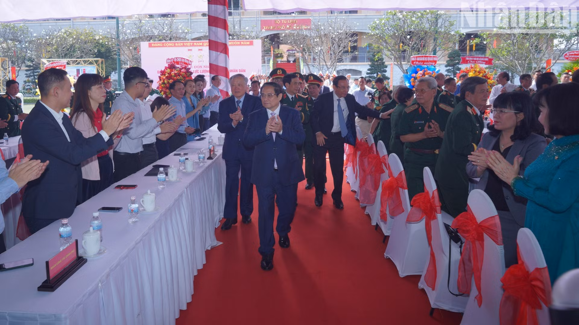 Thủ tướng Chính phủ Phạm Minh Chính chào các đại biểu tham dự. Thủ tướng Chính phủ Phạm Minh Chính chào các đại biểu tham dự.