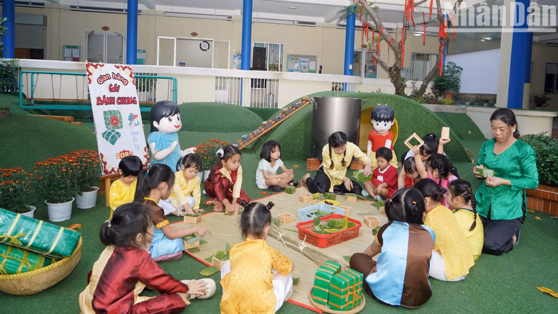 Tết Nguyên đán - Tết sum vầy cũng là khoảng thời gian ý nghĩa nhất để giáo dục con trẻ về tình cảm gia đình, truyền thống dân tộc.
