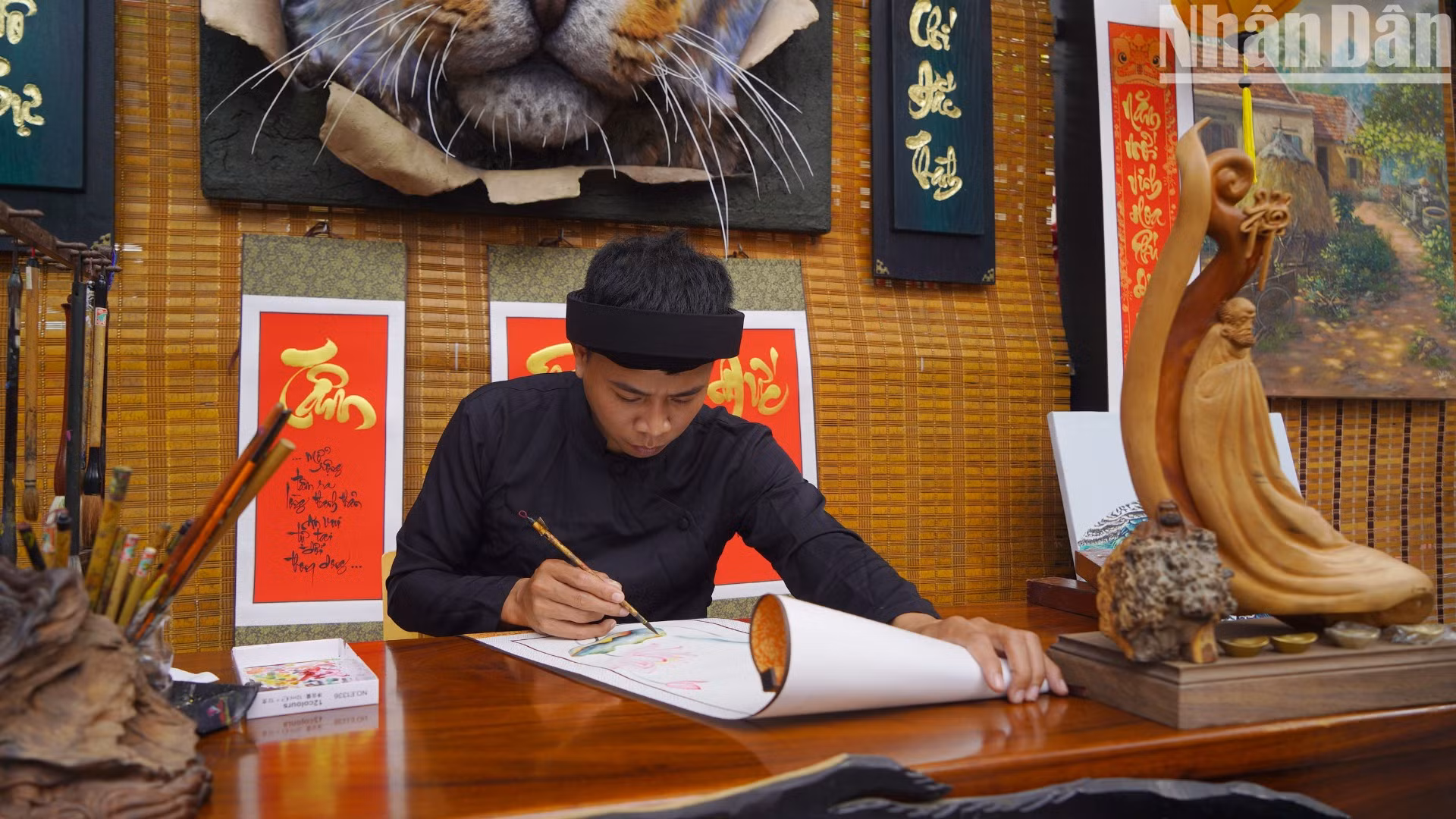 Ông đồ trẻ xuống phố.
