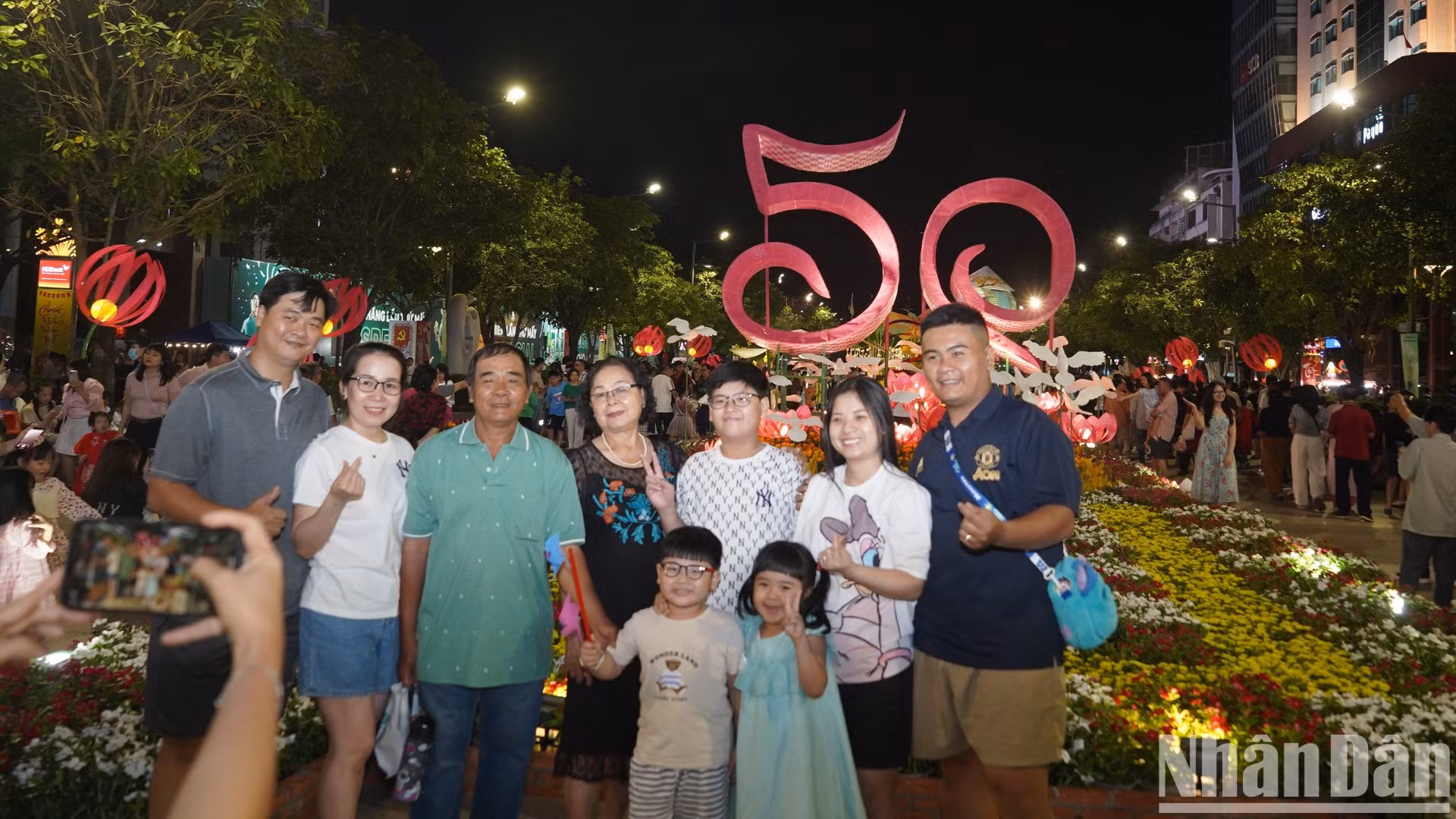Nhiều gia đình ghi lại kỷ niệm trước tấm biển chào mừng năm mới được trưng bày tại đường hoa Nguyễn Huệ Ất Tỵ 2025. Nhiều gia đình ghi lại kỷ niệm trước tấm biển chào mừng năm mới được trưng bày tại đường hoa Nguyễn Huệ Ất Tỵ 2025.