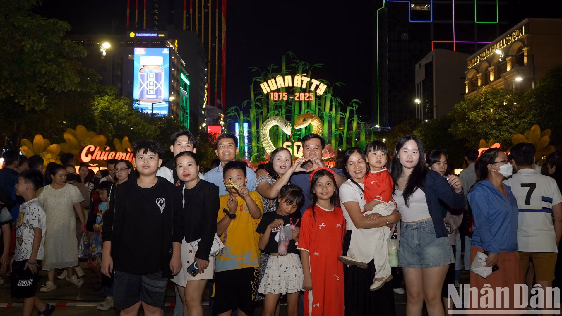 Người dân háo hức tham quan đường hoa sau giờ khai mạc.