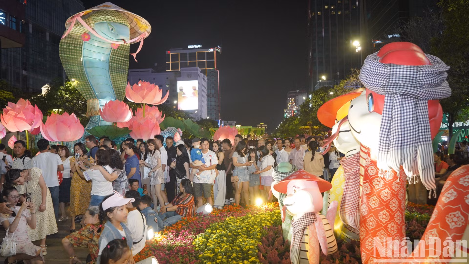 Càng đến thời khắc bước qua năm mới, người dân đổ về trung tâm Thành phố Hồ Chí Minh càng đông. Càng đến thời khắc bước qua năm mới, người dân đổ về trung tâm Thành phố Hồ Chí Minh càng đông.