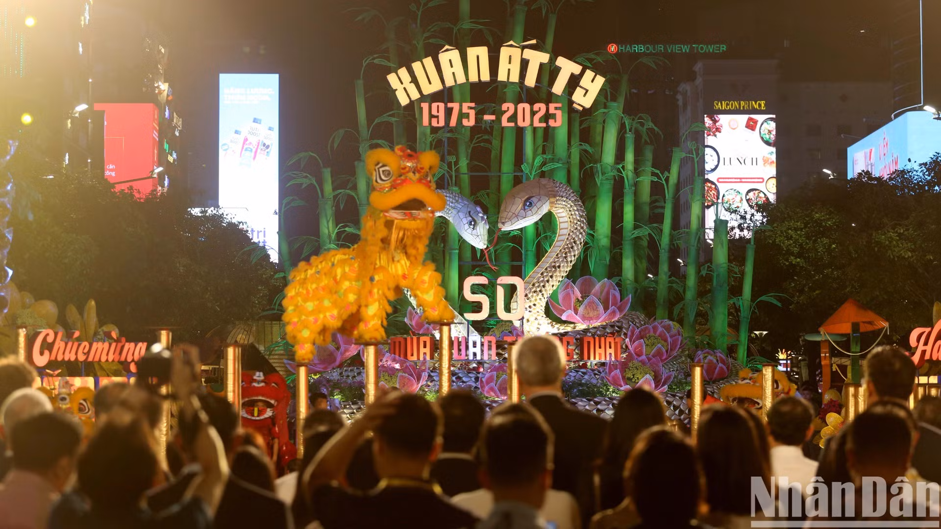 Đường hoa Nguyễn Huệ Tết Ất Tỵ 2025 được phân thành 3 phân đoạn "Kết đoàn”, “Chuyển mình” và “Phát triển”, thể hiện những chặng đường lịch sử của dân tộc Việt Nam vượt qua mọi gian nan, hy sinh, mất mát, vẫn hát vang khúc hát kết đoàn giành độc lập – thống nhất đất nước – chuyển mình phát triển bền vững. Qua chặng đường 50 năm, hôm nay cả nước đang vững tin tiến bước vào kỷ nguyên mới, “kỷ nguyên vươn mình của dân tộc Việt Nam”.