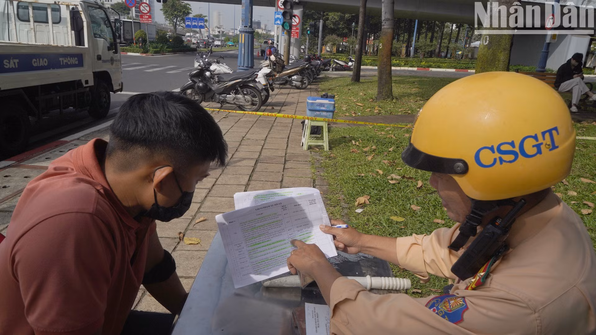 Trên đường Võ Văn Kiệt cho phép xe máy chạy tốc độ tối đa là 50km/giờ nhưng rất nhiều xe máy vi phạm, thậm chí có xe chạy 67km/giờ, gần mức phạt kịch khung. Trên đường Võ Văn Kiệt cho phép xe máy chạy tốc độ tối đa là 50km/giờ nhưng rất nhiều xe máy vi phạm, thậm chí có xe chạy 67km/giờ, gần mức phạt kịch khung.