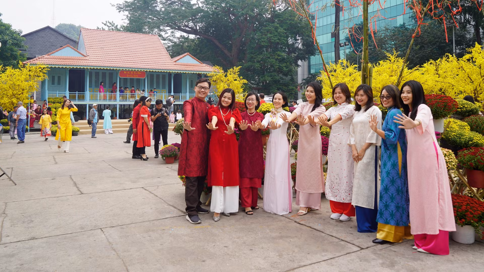 Các bạn trẻ cùng gia đình lưu lại những hình ảnh đẹp với những lời chúc mừng năm mới đầy ý nghĩa.