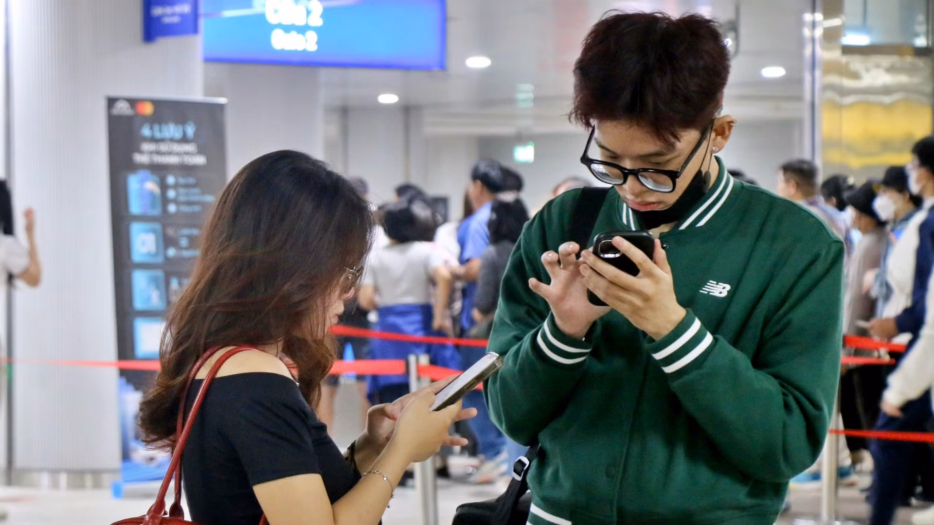 Hành khách chọn lộ trình và thanh toán trên ứng dụng. Hành khách chọn lộ trình và thanh toán trên ứng dụng.