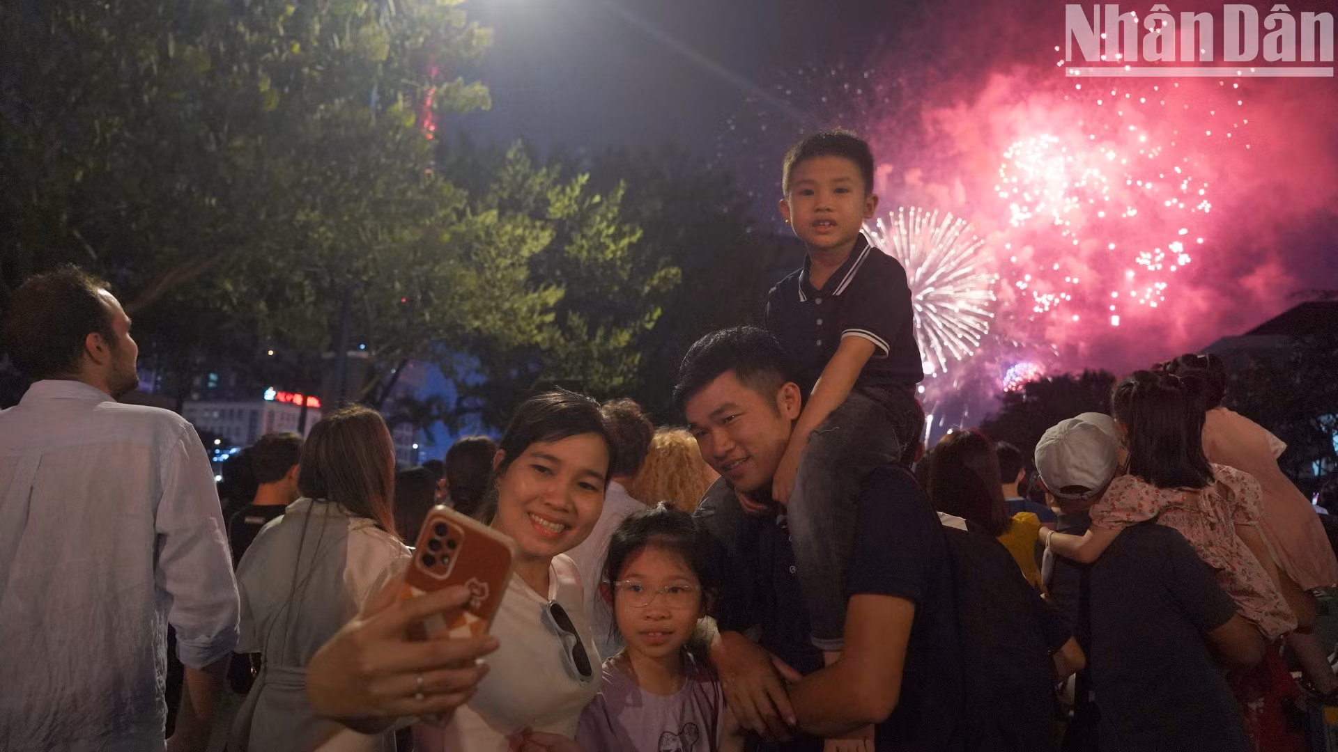 Người dân cùng hòa nhịp trong bữa tiệc đêm Giao thừa tại Thành phố Hồ Chí Minh. Người dân cùng hòa nhịp trong bữa tiệc đêm Giao thừa tại Thành phố Hồ Chí Minh.