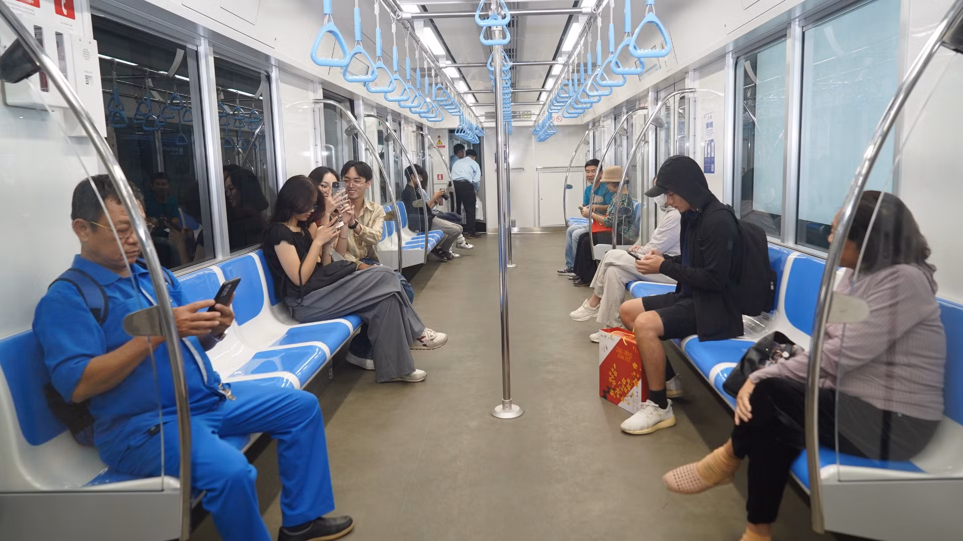 Chỗ ngồi rộng rãi thoải mái, hành khách có thể di chuyển thuận lợi từ toa này tới toa khác. Ngày 29/1/2025 (Mùng 1 Tết Ất Tỵ): Tàu chạy từ 0 giờ 30 đến 2 giờ và từ 5 giờ đến 22 giờ. Tạo điều kiện cho người dân tham gia các hoạt động đón giao thừa và du xuân đón Tết. Chỗ ngồi rộng rãi thoải mái, hành khách có thể di chuyển thuận lợi từ toa này tới toa khác. Ngày 29/1/2025 (Mùng 1 Tết Ất Tỵ): Tàu chạy từ 0 giờ 30 đến 2 giờ và từ 5 giờ đến 22 giờ. Tạo điều kiện cho người dân tham gia các hoạt động đón giao thừa và du xuân đón Tết.
