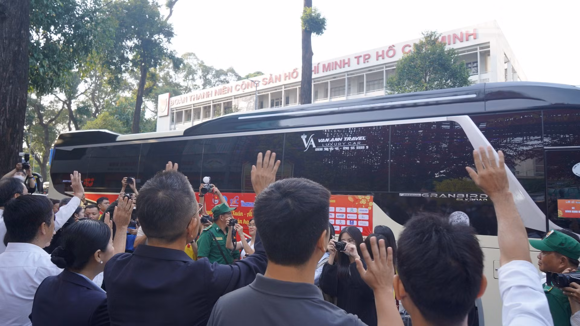 Chương trình năm nay đã đem lại nhiều niềm vui cho sinh viên và người lao động, giúp sinh viên hiểu hơn về sự sẻ chia, tình thân, sum họp trong những ngày Tết đến, Xuân về. Chương trình năm nay đã đem lại nhiều niềm vui cho sinh viên và người lao động, giúp sinh viên hiểu hơn về sự sẻ chia, tình thân, sum họp trong những ngày Tết đến, Xuân về.