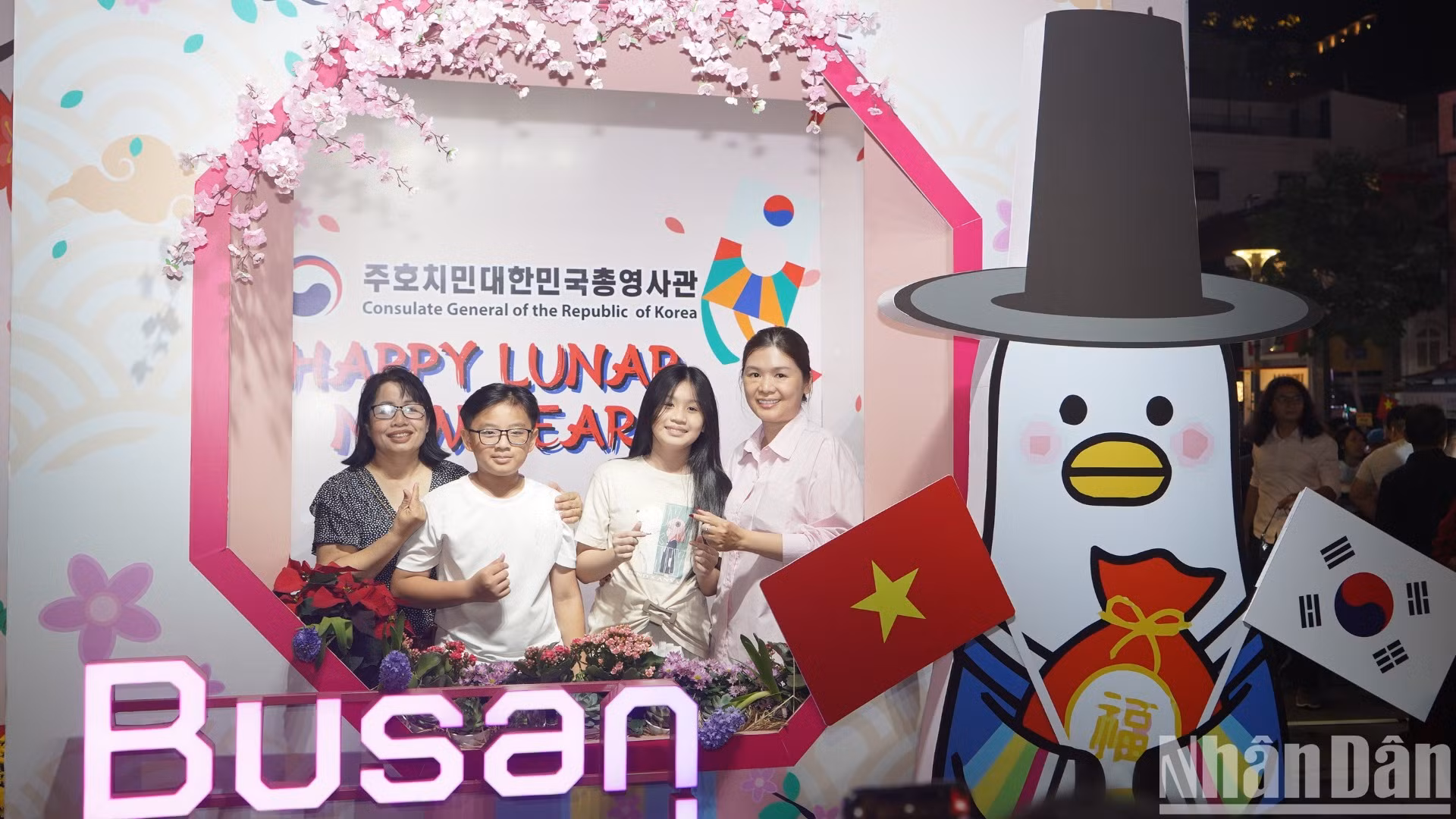 Đường hoa Nguyễn Huệ là điểm đến hấp dẫn của người dân thành phố và du khách trong nước và quốc tế.