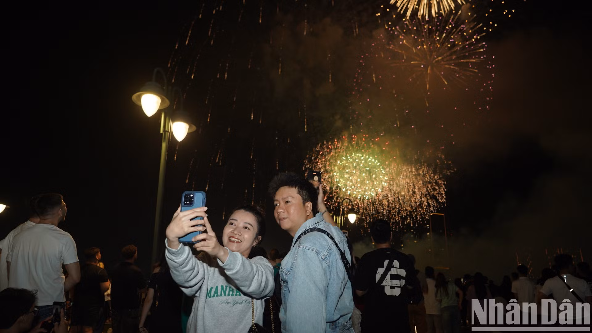 Màn trình diễn pháo hoa kéo dài 15 phút đã mang đến niềm vui trọn vẹn cho người dân, thắp sáng bầu trời và lan tỏa không khí hân hoan , kỳ vọng về một năm mới an lành, thịnh vượng và tràn đầy hy vọng.