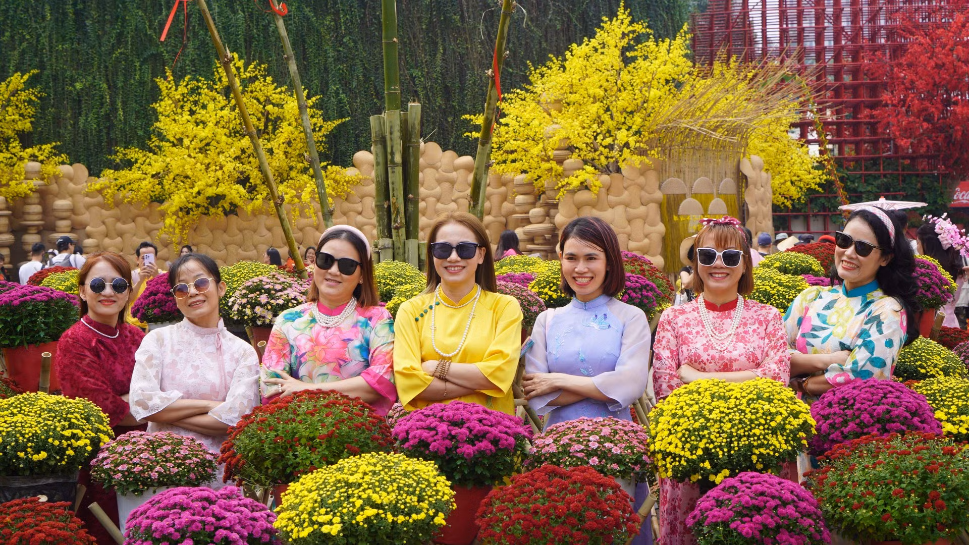 Làng hoa Sa Đéc cũng cập bến đường mai năm nay.