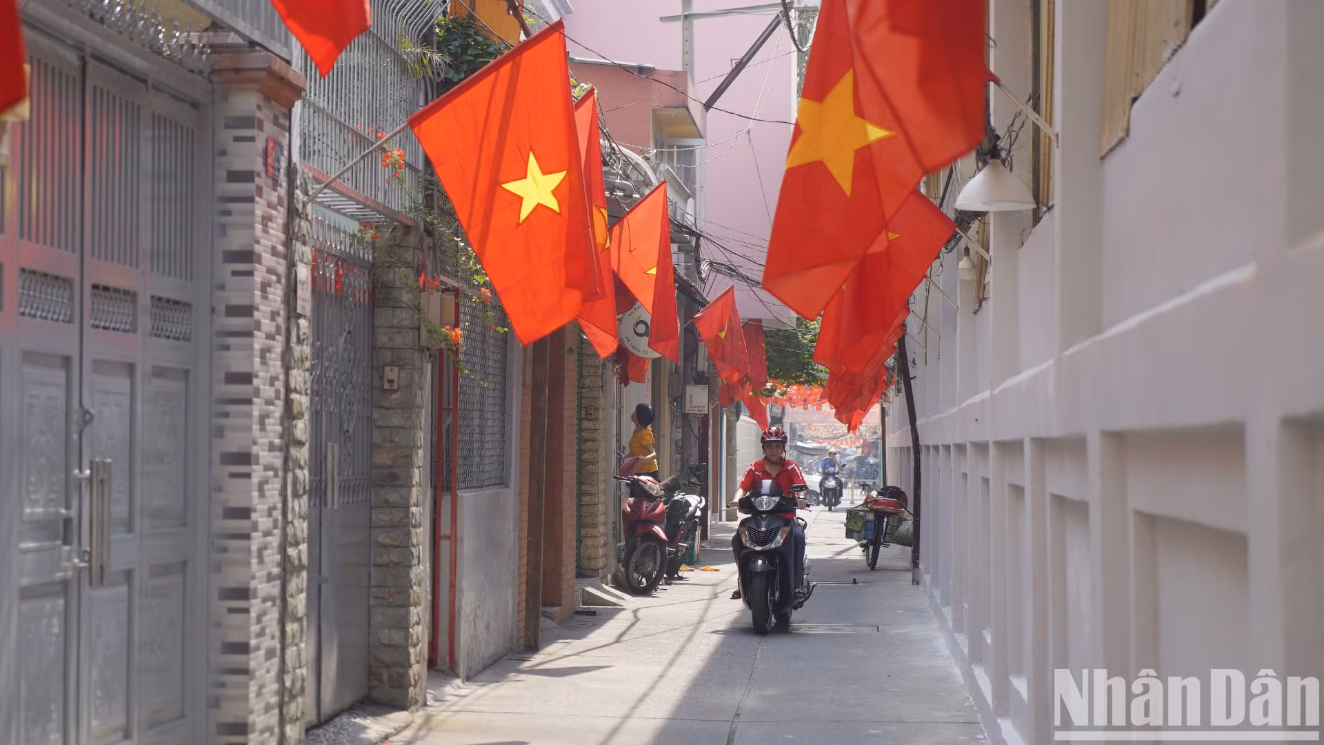 Cách đó không xa không gian Tết Việt ấm cúng và rộn ràng những chiếc lá cờ Tổ quốc được treo từ ngoài hẻm vào tận cửa nhà dân. Cách đó không xa không gian Tết Việt ấm cúng và rộn ràng những chiếc lá cờ Tổ quốc được treo từ ngoài hẻm vào tận cửa nhà dân.