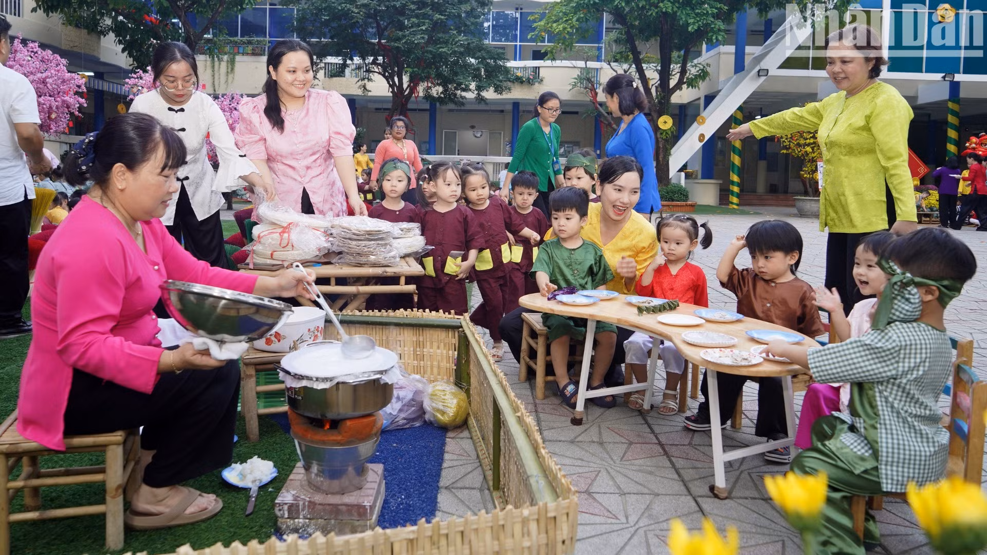 Biểu diễn làm bánh tráng cổ truyền theo phương pháp thủ công.