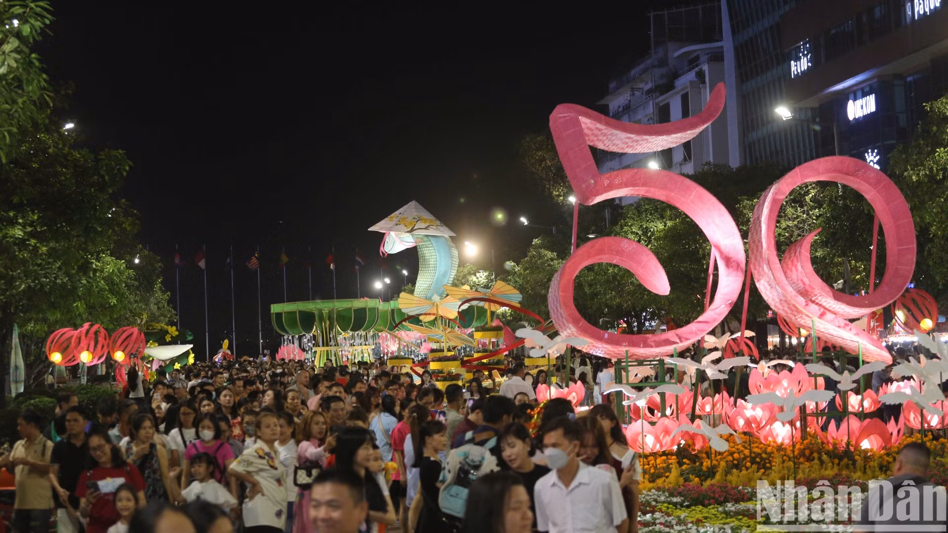 Đông đảo người dân chụp hình kỷ niệm với linh vật rắn và các tiểu cảnh của đường hoa sau lễ khai mạc.