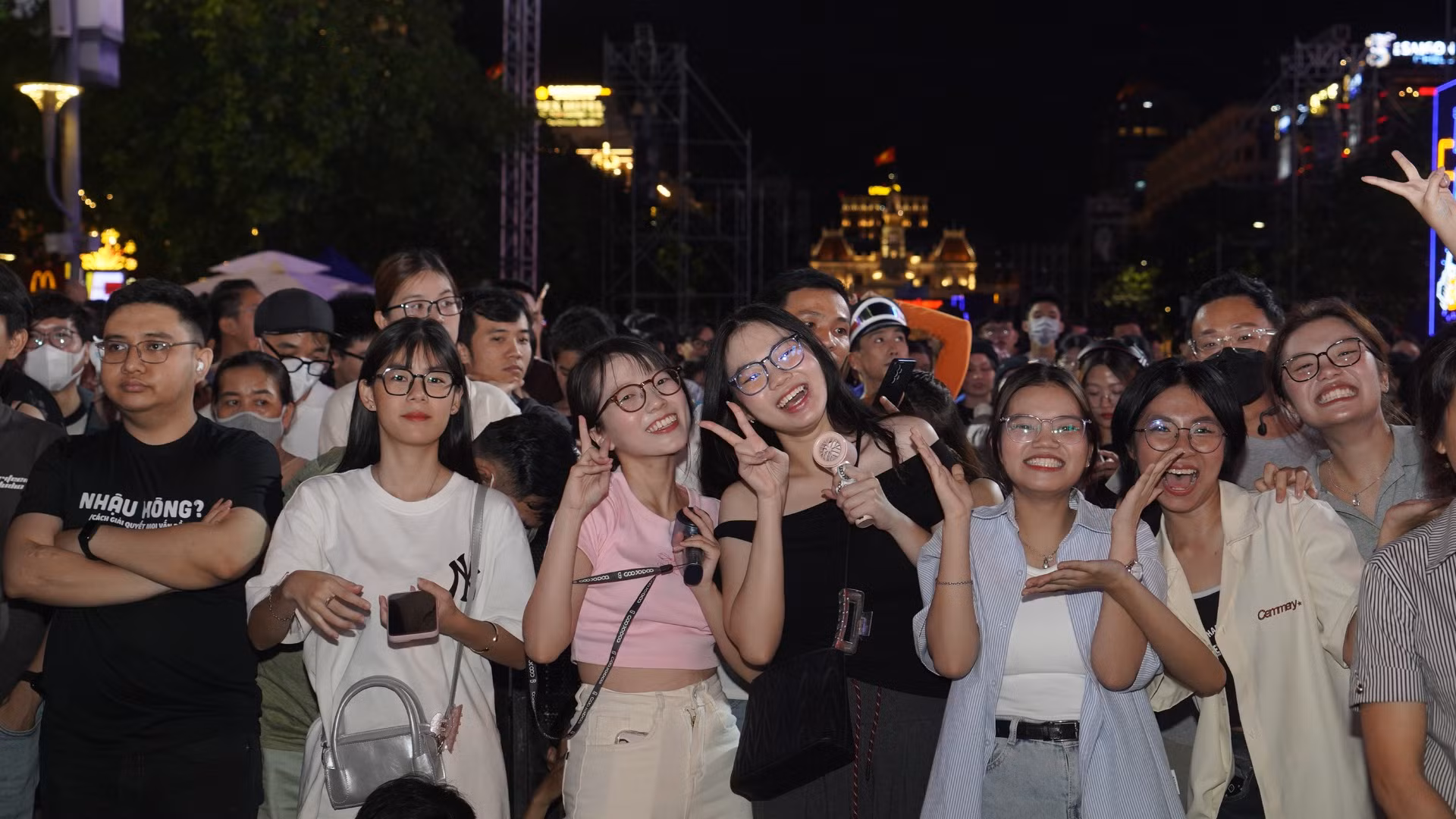Trước đó từ 19 giờ, nhiều người dân và cả những du khách nước ngoài đã có mặt khu vực Nguyễn Huệ, quận 1 để tham gia các hoạt động chào đón năm mới. Trước đó từ 19 giờ, nhiều người dân và cả những du khách nước ngoài đã có mặt khu vực Nguyễn Huệ, quận 1 để tham gia các hoạt động chào đón năm mới.