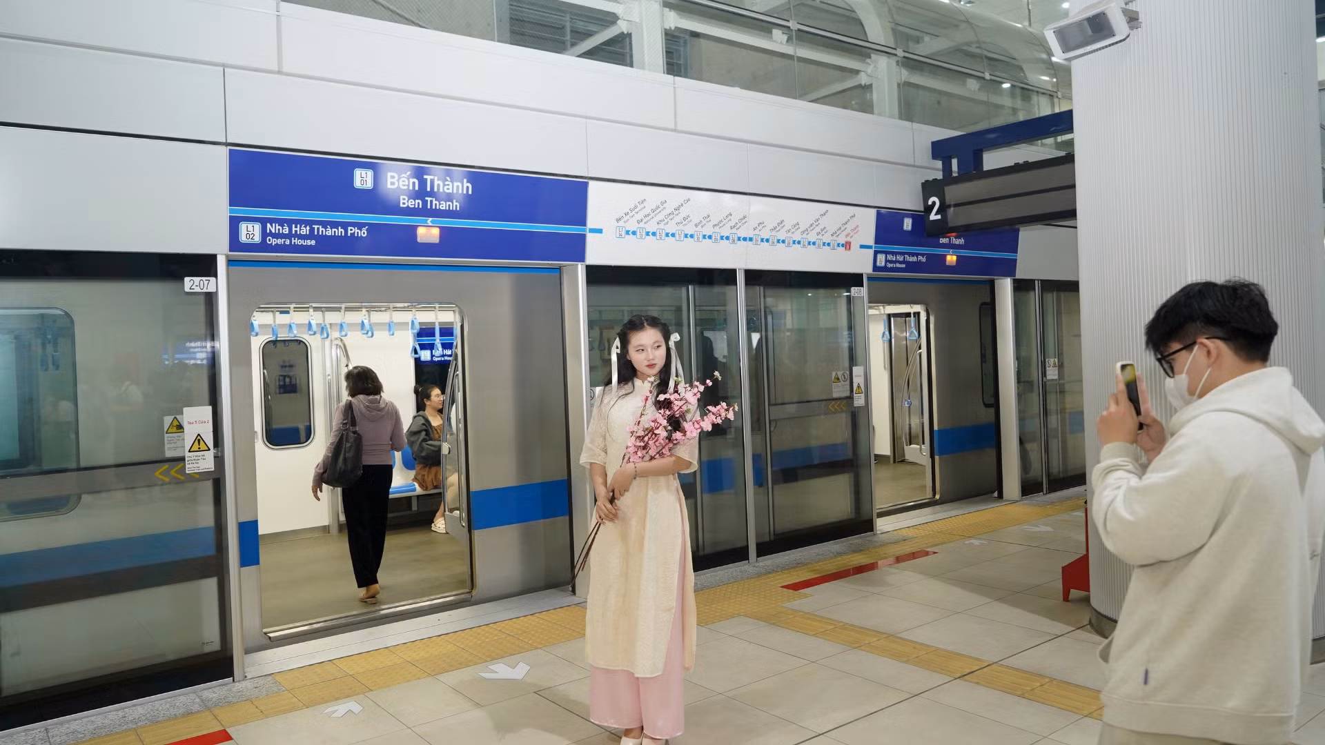 Trái với cảnh đông đúc trong thời gian chạy miễn phí, nay hành khách ngồi rộng rãi và nhiều thời gian để chụp hình trước khi chờ Metro tới. Trái với cảnh đông đúc trong thời gian chạy miễn phí, nay hành khách ngồi rộng rãi và nhiều thời gian để chụp hình trước khi chờ Metro tới.