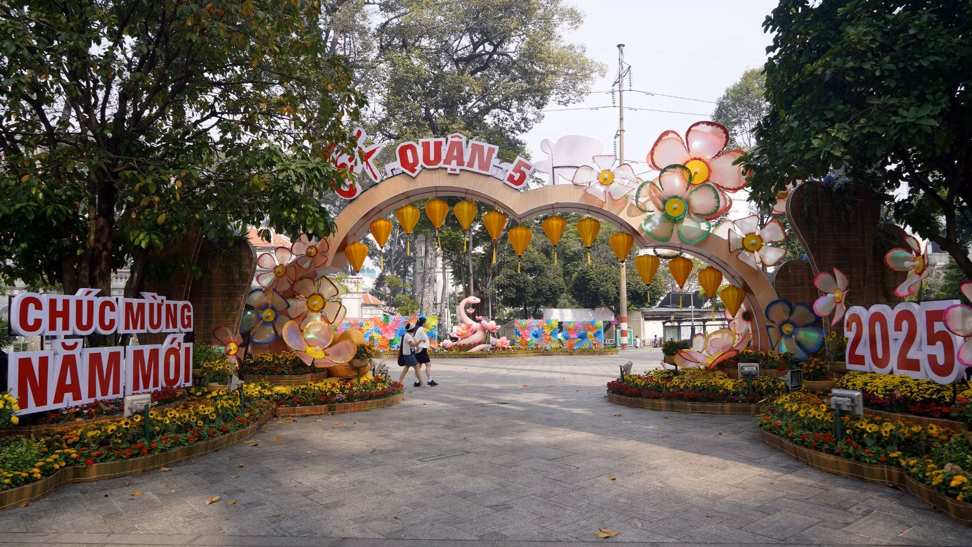 Nhiều quận huyện trên địa bàn thành phố đều trang trí những đồ vật trang trí tuy đơn giản nhưng cũng báo hiệu một năm mới sắp đến. Nhiều quận huyện trên địa bàn thành phố đều trang trí những đồ vật trang trí tuy đơn giản nhưng cũng báo hiệu một năm mới sắp đến.