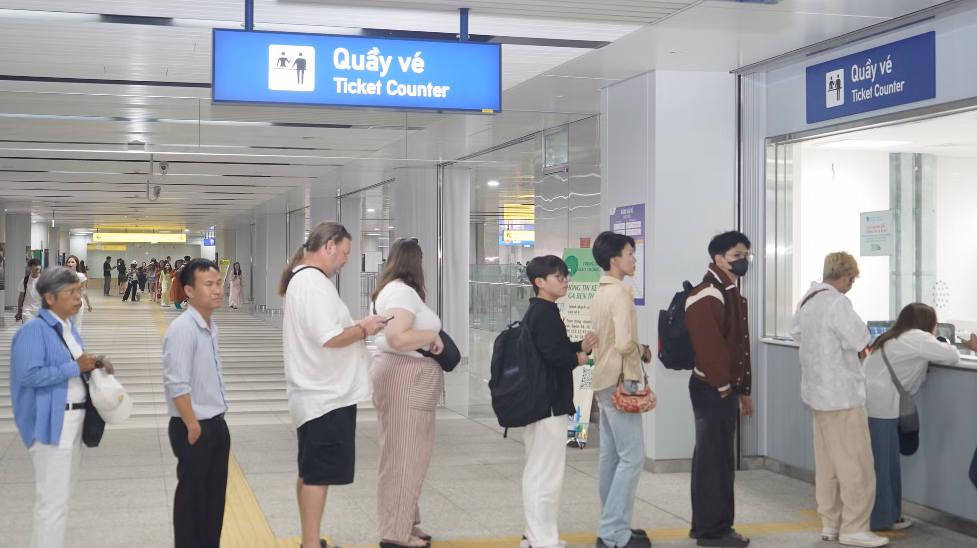 Đông đảo du khách mua vé trực tiếp tại quầy trực tiếp để tham quan các điểm đến dọc hành trình. Đông đảo du khách mua vé trực tiếp tại quầy trực tiếp để tham quan các điểm đến dọc hành trình.