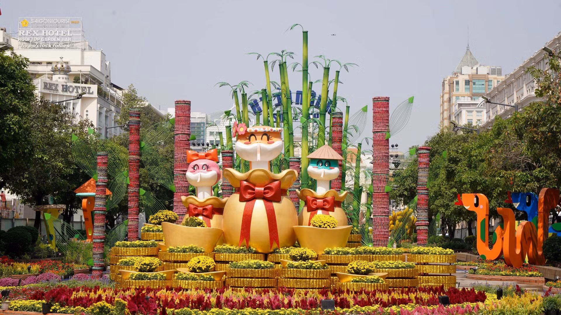 Bên cạnh cặp linh vật Kim Tỵ - Ngân Tỵ, đường hoa Nguyễn Huệ năm nay còn có sự xuất hiện của khoảng 90 chú rắn với nhiều kích thước và màu sắc khác nhau. Đặc biệt, những "bé Tỵ" gây ấn tượng với tạo hình chibi, nhí nhảnh được nhiều người yêu thích, trái ngược với tính cách "máu lạnh" đáng sợ của loài rắn. Bên cạnh cặp linh vật Kim Tỵ - Ngân Tỵ, đường hoa Nguyễn Huệ năm nay còn có sự xuất hiện của khoảng 90 chú rắn với nhiều kích thước và màu sắc khác nhau. Đặc biệt, những "bé Tỵ" gây ấn tượng với tạo hình chibi, nhí nhảnh được nhiều người yêu thích, trái ngược với tính cách "máu lạnh" đáng sợ của loài rắn.
